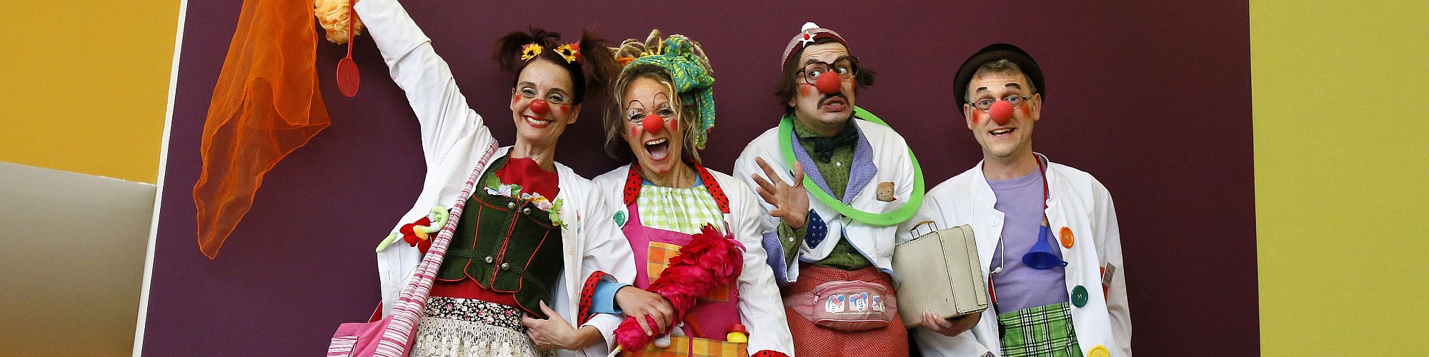 Vier KlinikClowns im Aufzug