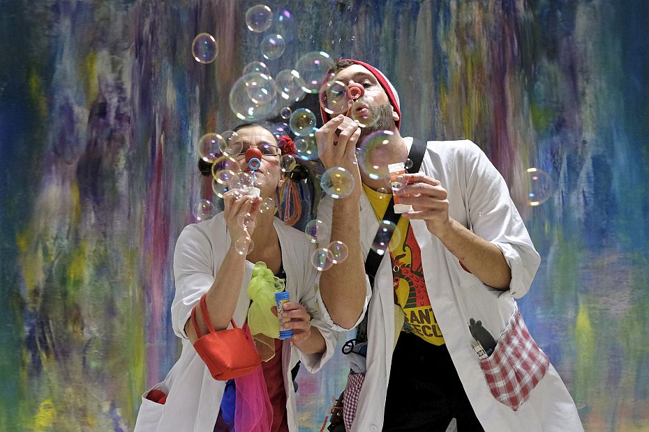 KlinikClowns mit Seifenblasen