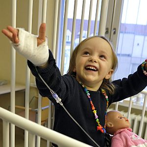 Kind lacht über die KlinikClowns