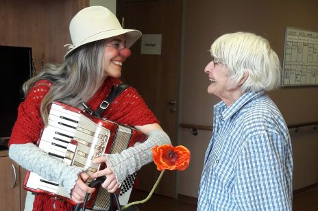 KlinikClownin mit Seniorin