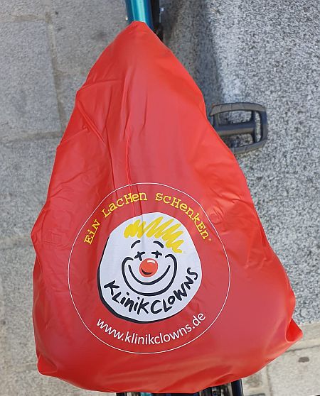 kind lacht ueber klinikclowns 450px