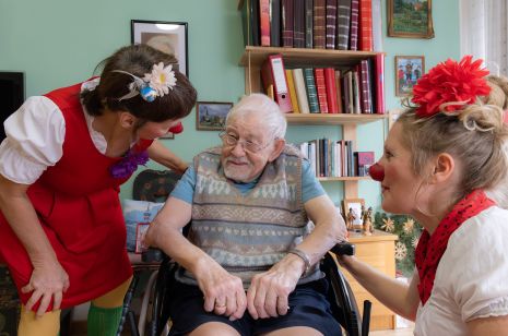 klinikclown und kind im haunerschen spital muenchen
