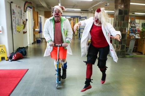 klinikclown und kind im haunerschen spital muenchen