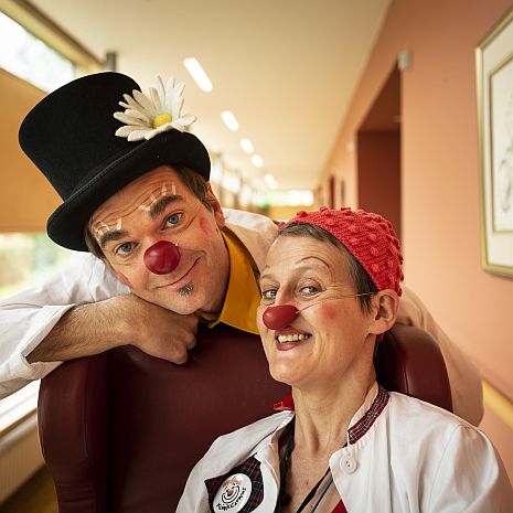 klinikclownin mit seniorin in muenchen