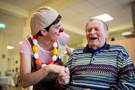 klinikclown und kind im haunerschen spital muenchen
