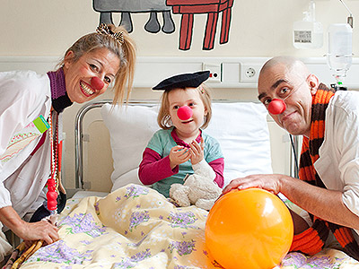 Zwei KlinikClowns beim Besuch eines Kindes in der Klinik